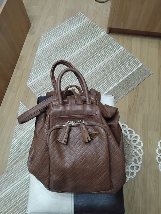 Geanta rucsac Se poate intrebuinta sub forma de geanta sau rucsac in funcție de preferinta