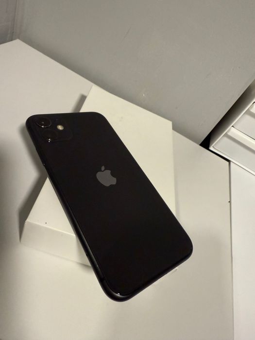 iPhone 11 с чисто ново зарядно