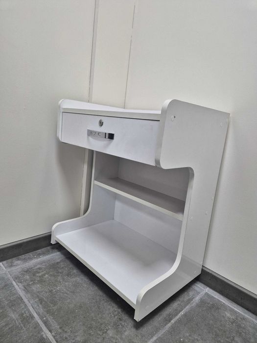 Козметично легло, козм. стол, дървена витрина извита, помощна маса