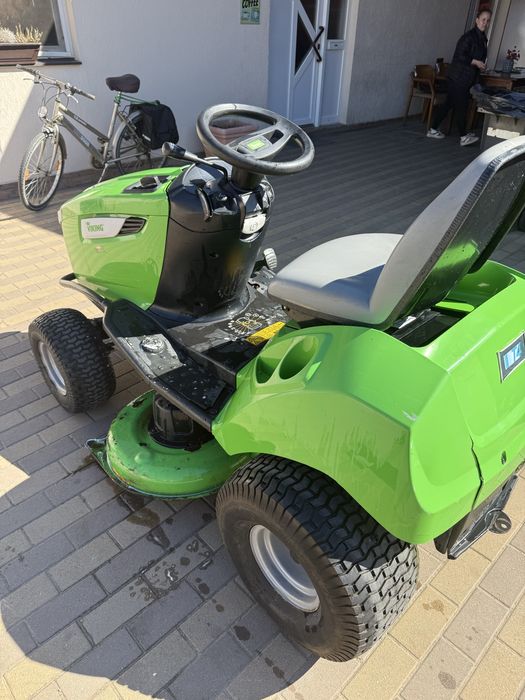 Tractoras de tuns iarba Viking