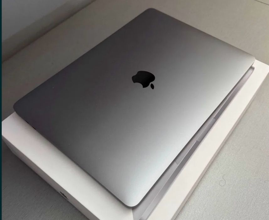 Apple Macbook Pro 13”,3  i5 1TB ssd Touchbar