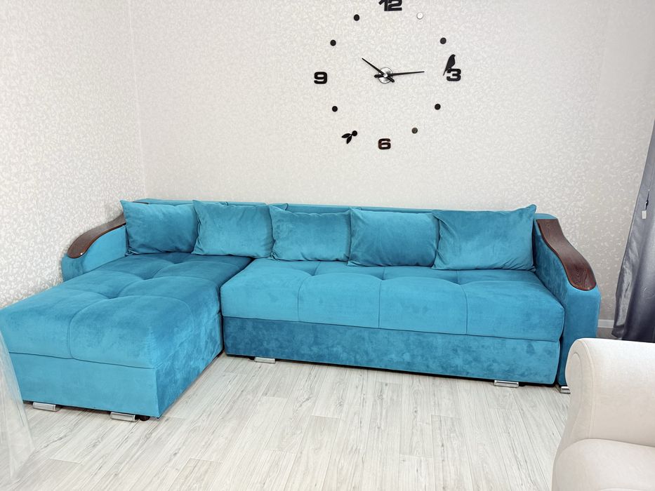 Стол большой и диван