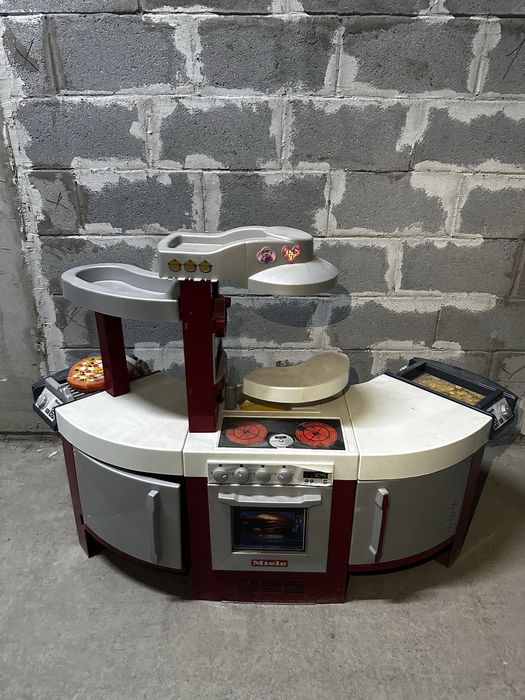 Детская кухня с игрушками