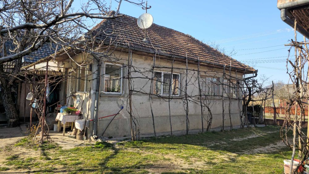 Casa de vanzare, cu suprafa de 85m², din caramida cu 2 intrari separate, curte, gradina si teren arabil de 6700m² in Comuna Napradea, Judetul Salaj