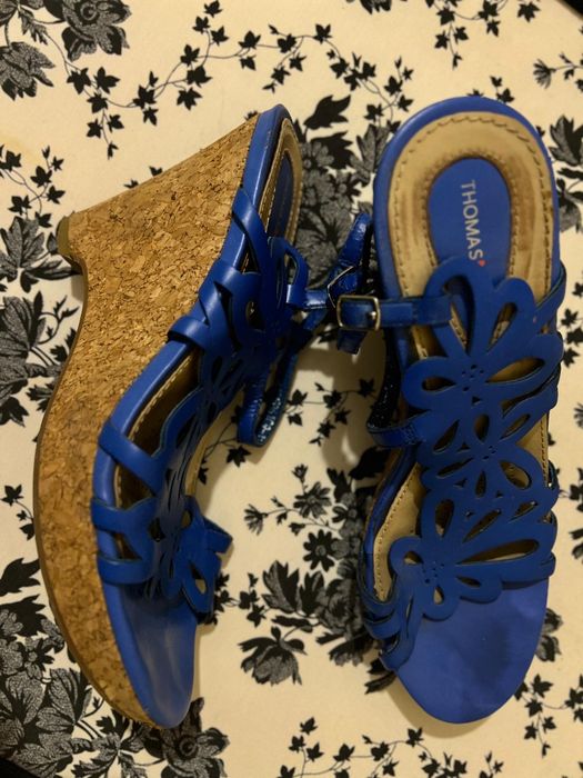 Босоножки на танкетке