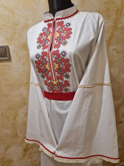 Дамска риза с машинна бродерия