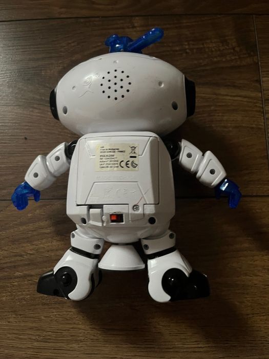 Продавам музикален робот,