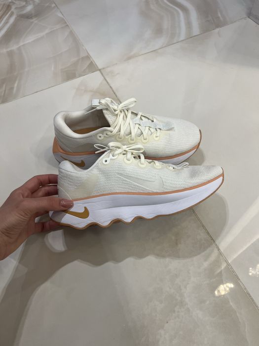 Дамски бели маратонки Nike