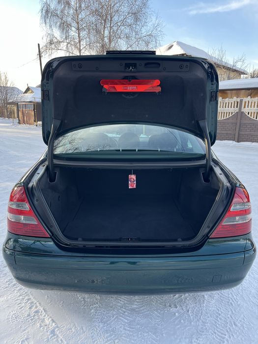 Mercedes-Benz E240 в идеальном состоянии.