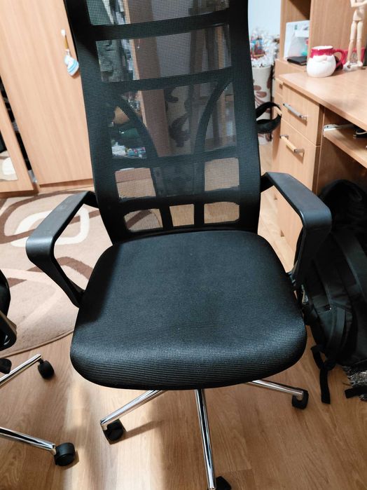 2 scaune de gaming sau birou