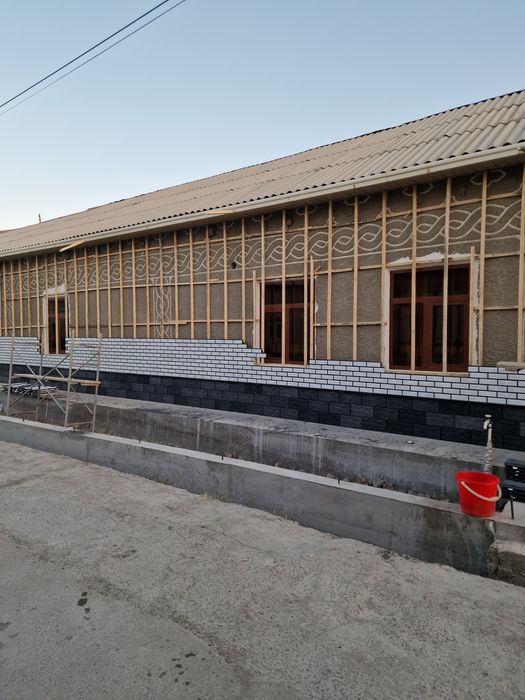 Fasad obshivka xamma rangi bor