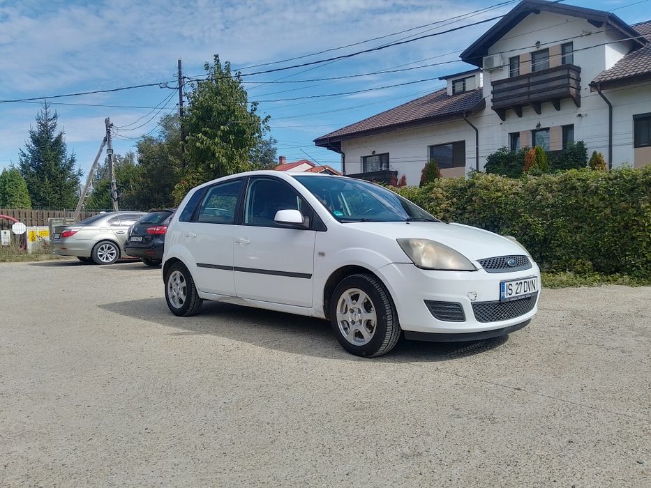 Vând Ford fiesta