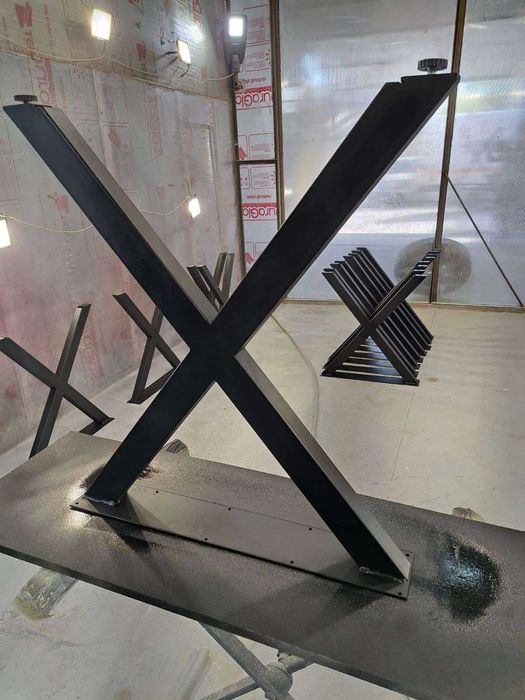 Метални стойки за маса и пейка