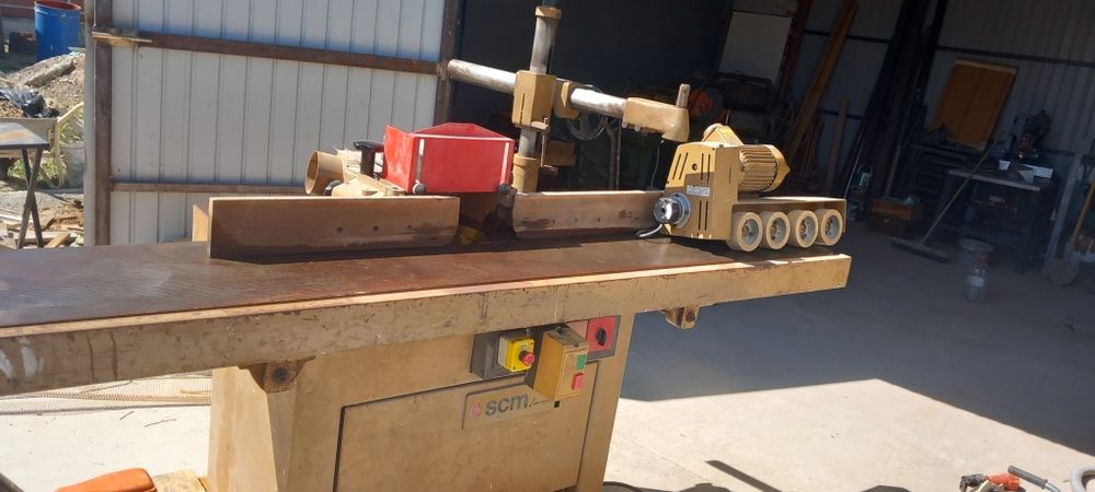 Freza SCM  cu avans mecanic ,banzic vertical