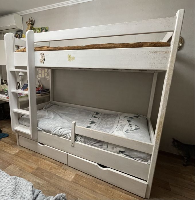 Продам кровать двухъярусную ( сосна)