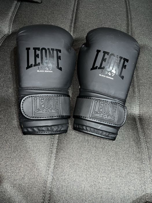 Боксори ръкавици и каска