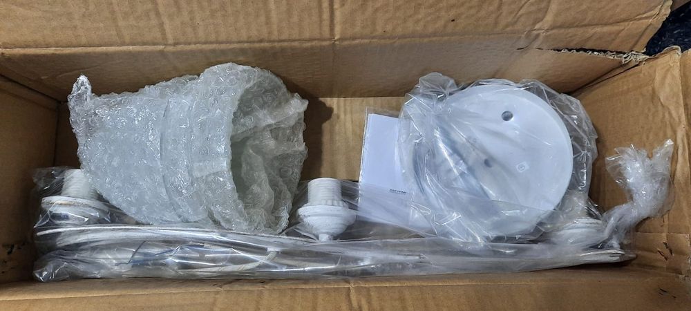 Lustra alb antichizat cu 3 becuri E27