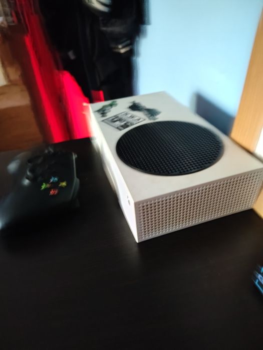 Vând Xbox series s 2 controlere