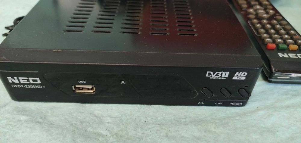 Приемник декодер с гаранция 1 година + антена за ефирна цифрова телевизия NEO DVBt-2200 HD Tuner тунер