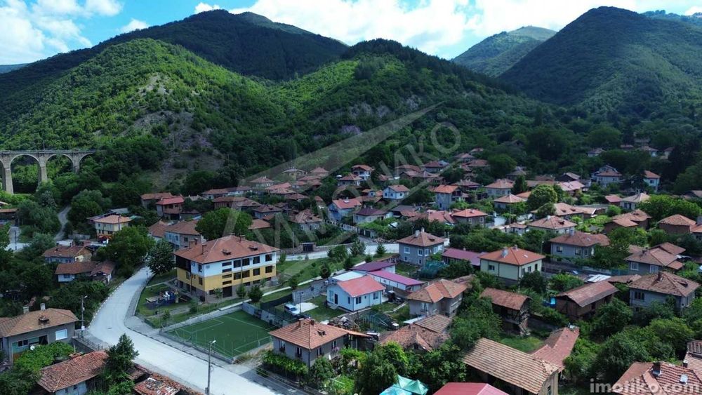 Къща с двор в с. Буново