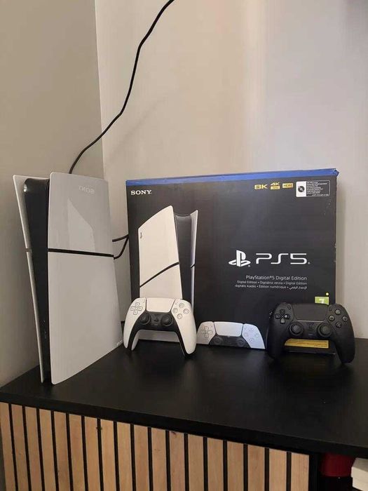 PlayStation 5 + 2 геймпада + игры