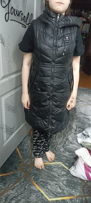 Продам черный жилет. Удлиненный