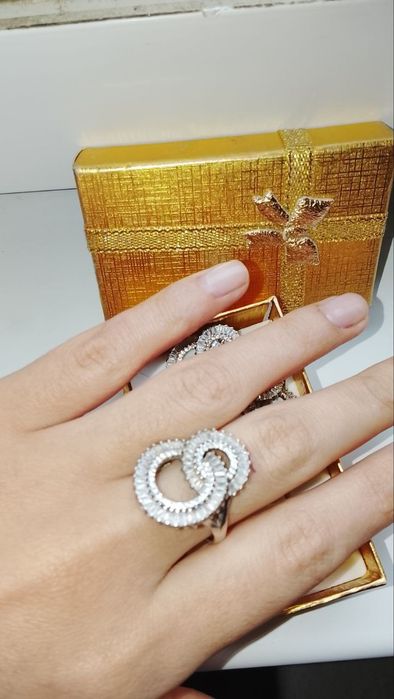 Kumush komplekt sotiladi