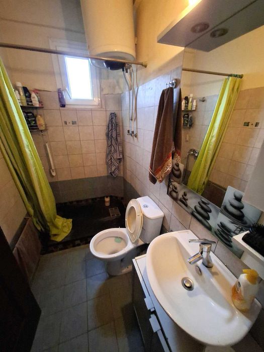 Продават се два апартамента по 50 м2 с общ двор 360 м2 в Аспровалта, Гърция