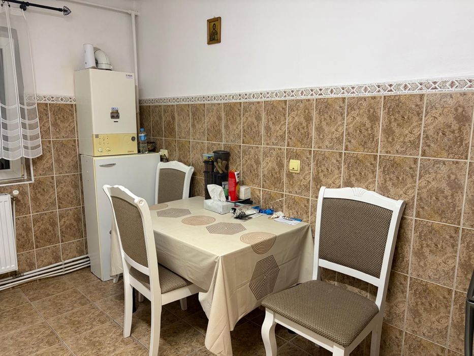 Inchiriez apartament cu 3 camere