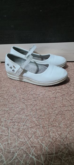 Продам туфли на девочку 34размер