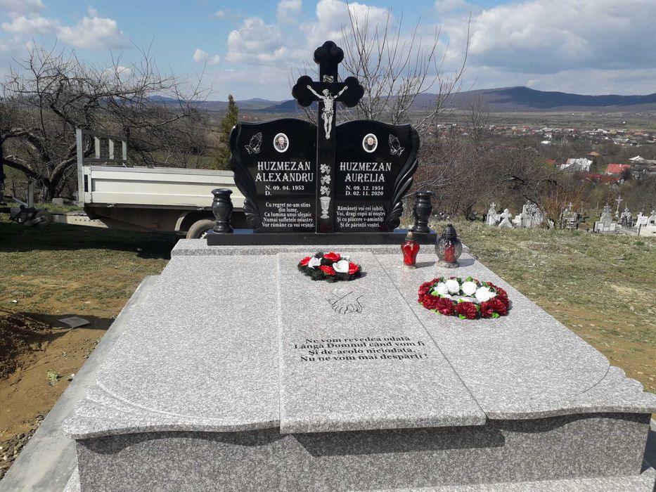 Monumente Funerare din granit brut,mai multe culori