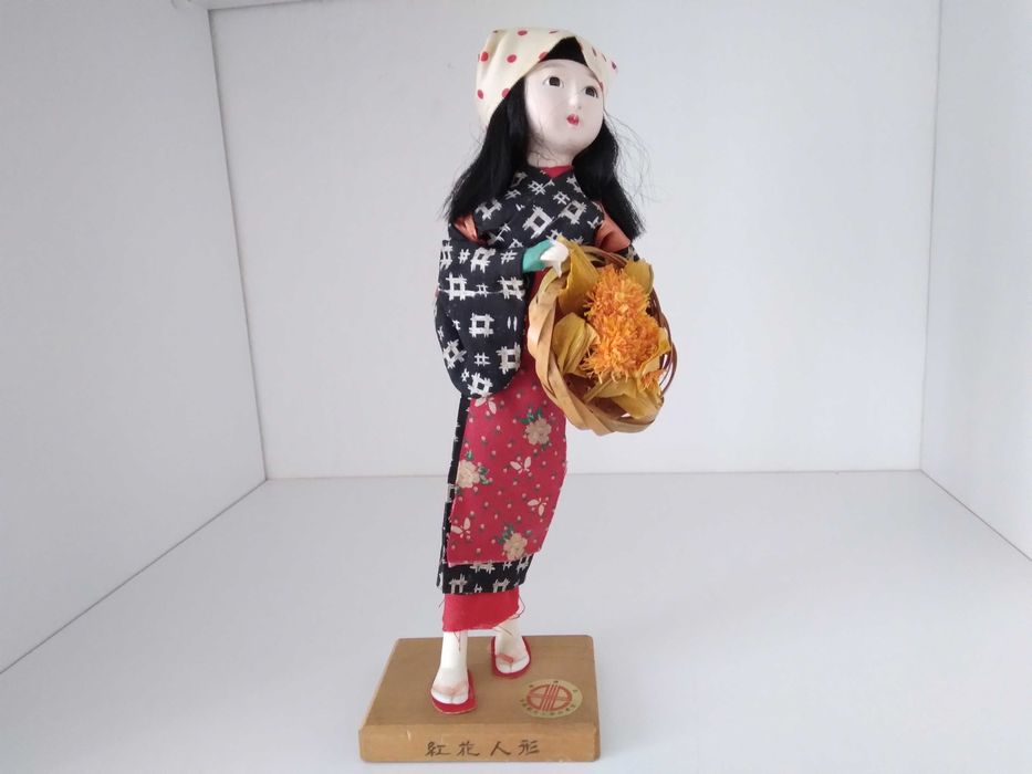 Китайско момиче в носия, руска кутийка, ретро телефон, кошничка, ваза