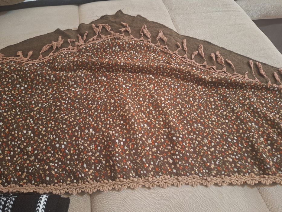 2 Eșarfe,în stare foarte bună