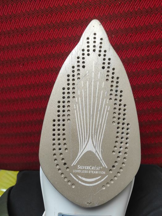 Fier de călcat 2400 W, cu talpă Tefal anticalcar, în stare perfectă de