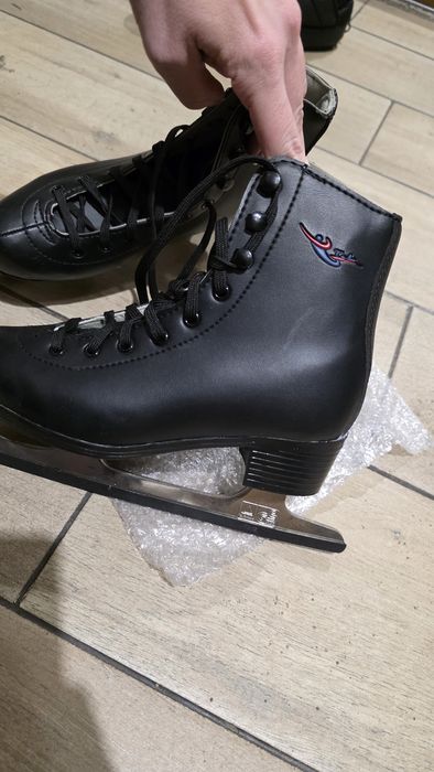 Фигурные коньки 34 и 32 размер