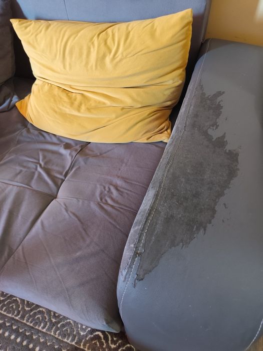 Диван с табуретки и възглавници