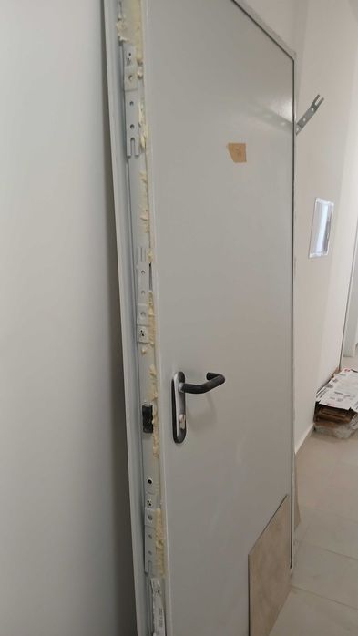 Продавам входна врата огнеупорна