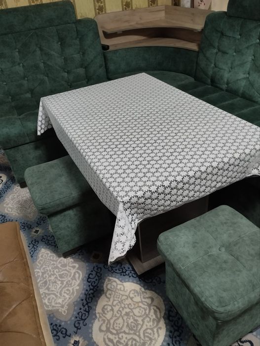 Oshxona uchun ugalok yonida 2 ta taburetkasi bor