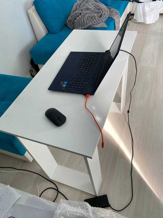 Стол белый продам срочно!