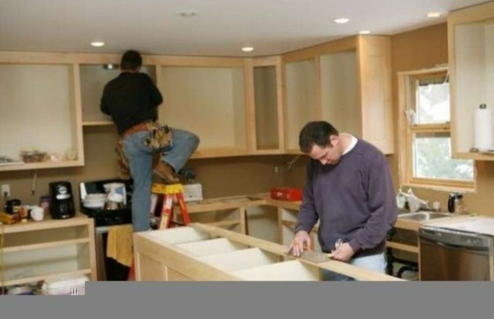 Сантехник, электрик, плотник. Ұста мебельщик.