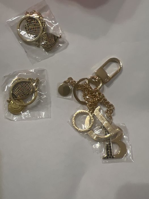 Брелки на подарок разные