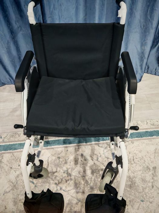 Продам инвалидную кресло- коляску