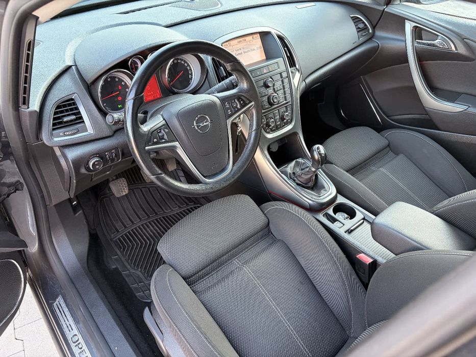 Opel Astra J break benzina 2011