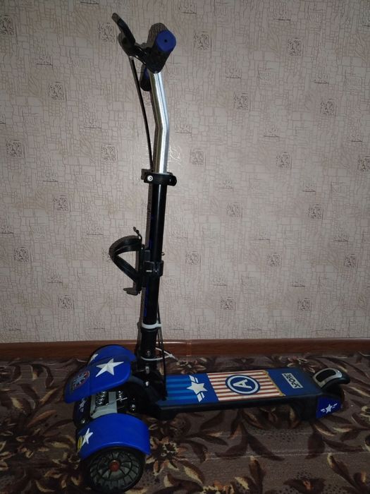 Детский фирменный самокат" в отличном состоянии