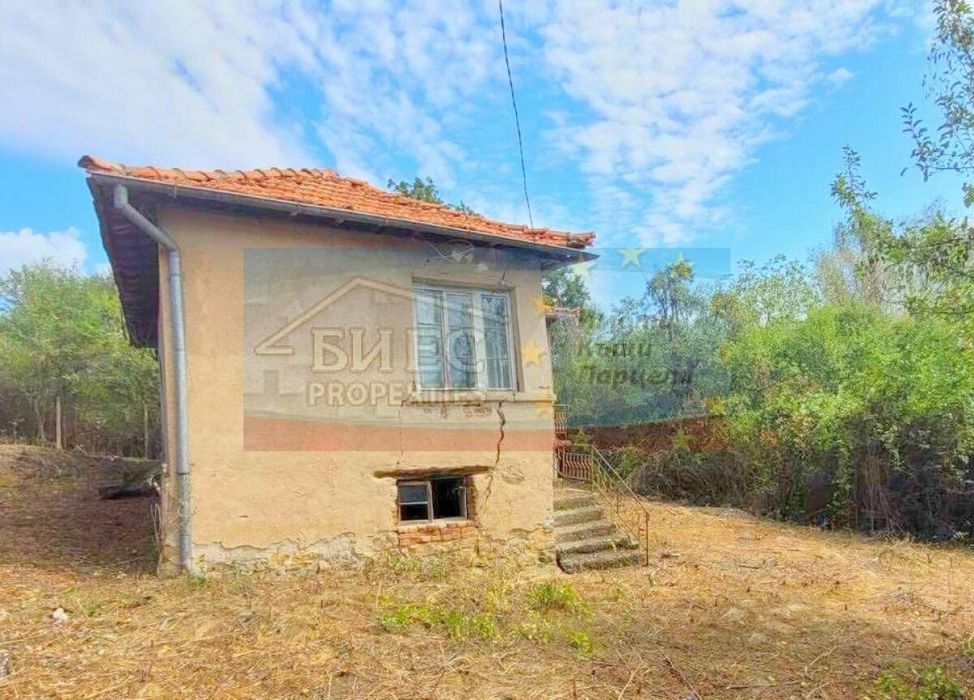 Къща с просторен двор и 5 дка земеделска земя в с. Егълница