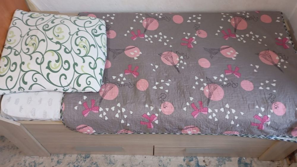 Кровать срочна продаю.