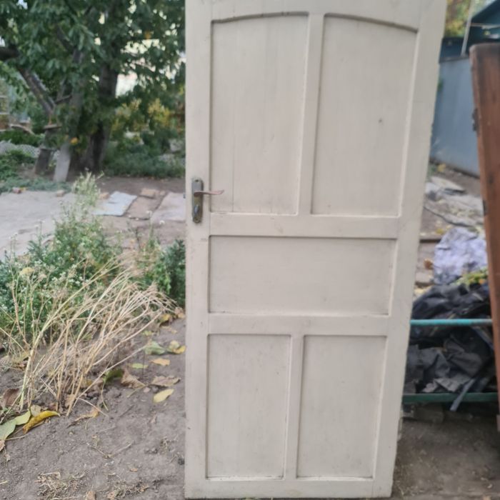 Продам двери деревянные.