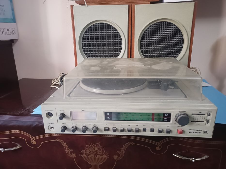 Стереорадиола «Илага-302-IC» СССР с ЦМИ, проигрыватель винила + радио,