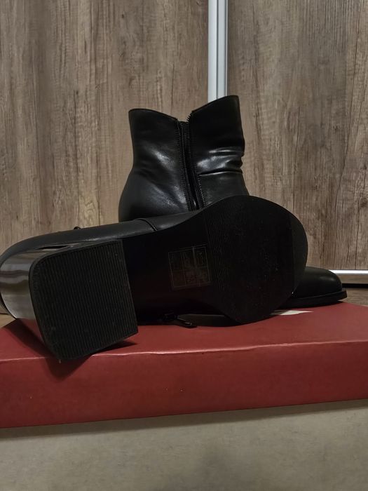 Vand ghete elegante marimea 39 noi,  astept si oferte