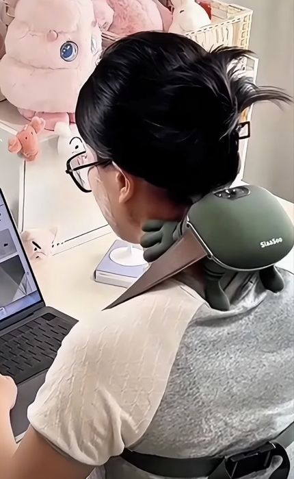 Aparat masaj gât & umeri – imită palmele umane, cu încălzire – nou